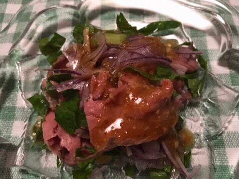 セロリと紫玉ねぎ、ローストビーフのサラダ